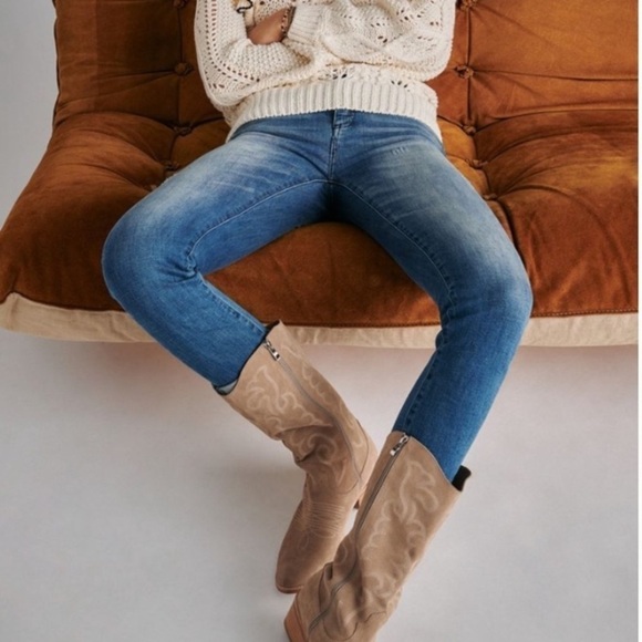 NWT Anthropologie Pilcro High Rise Boyfriend Distressed Dark Wash Denim - Picture 5 of 8